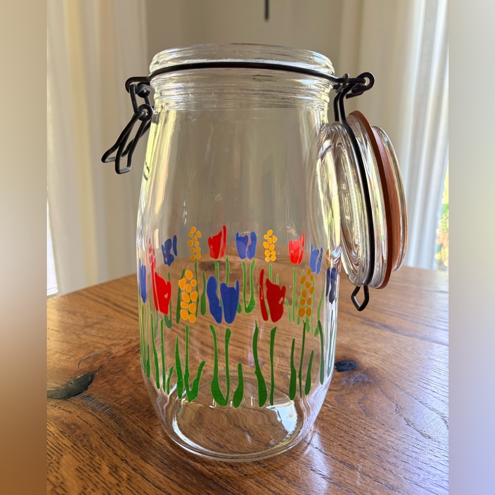 Vintage Arc 1.2L clamp jar with flowers- made in France- ~9 inches - Picture 5 of 16